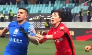  記者談海港后衛(wèi)明天：從津門虎到海港環(huán)境變了，他需主動去適應(yīng)