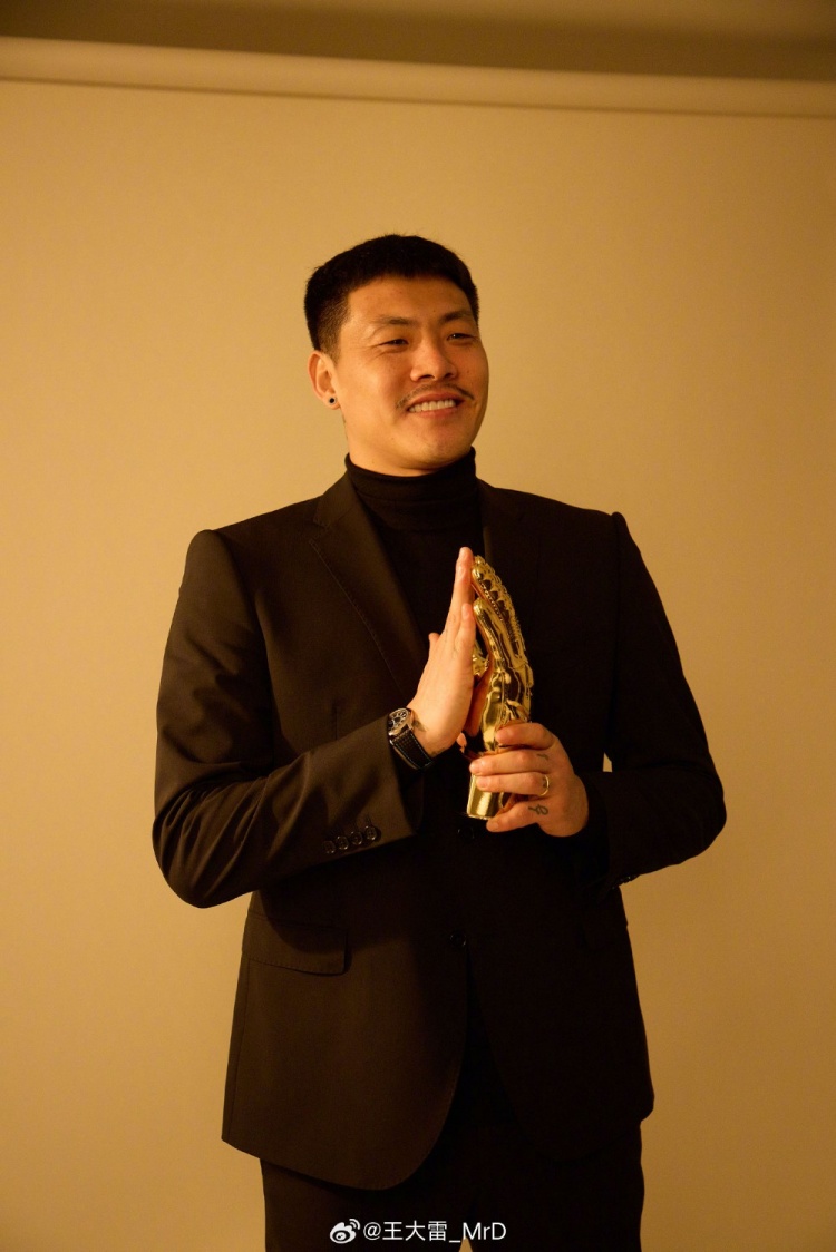  獲中國足球金手套獎，王大雷發(fā)文：既是榮譽也是鞭策自己的動力