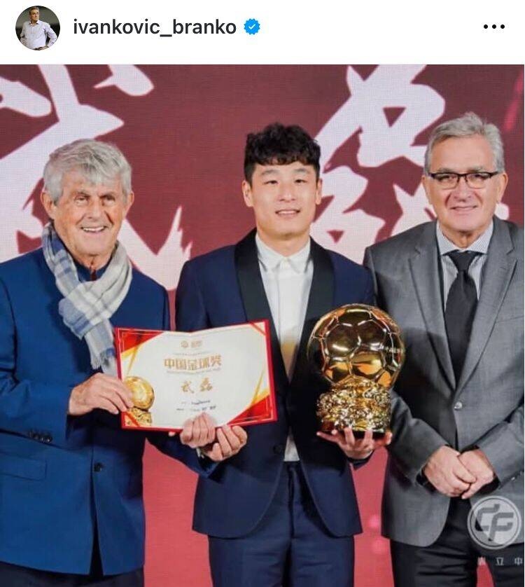  出席中國金球獎頒獎儀式，伊萬曬與武磊、米盧同框照片