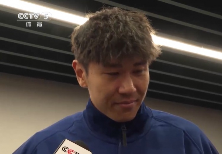  鐵漢柔情！三鎮(zhèn)球員劉奕鳴探望患病小球迷時(shí)哽咽