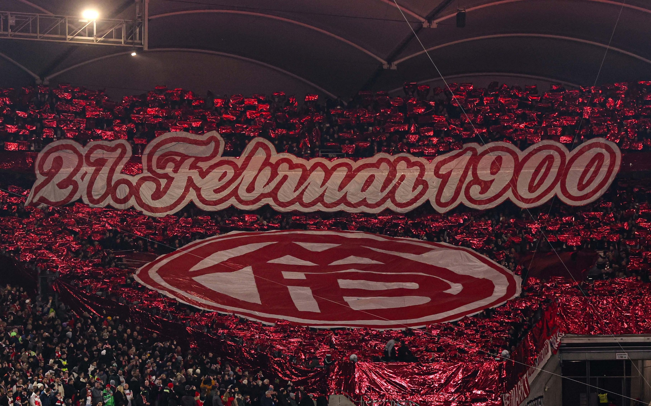  拜仁球迷在看臺展示TIFO，慶祝俱樂部成立125周年