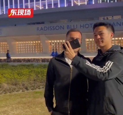  塞爾吉尼奧現(xiàn)身上海八萬人體育場，并與球迷親切打招呼合影