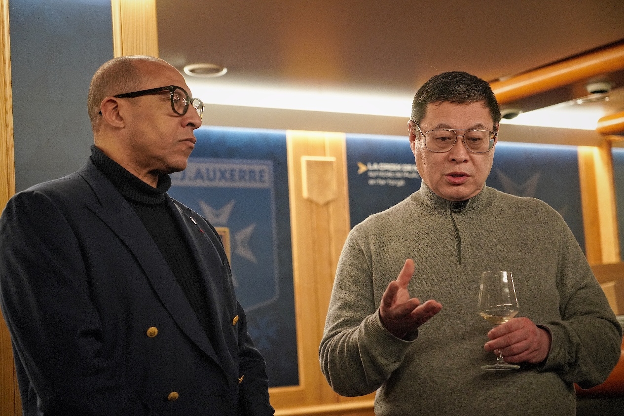  法國(guó)足協(xié)主席迪亞洛做客歐塞爾，并與董事會(huì)主席周云杰會(huì)晤