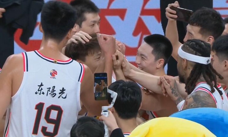  淚目！賽后廣東隊將趙睿圍在中間碰拳