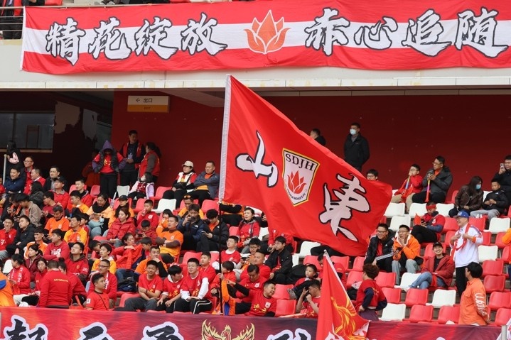 主場(chǎng)上萬名球迷的吶喊助威，給山東體彩女足征戰(zhàn)女超增添了能量與動(dòng)力