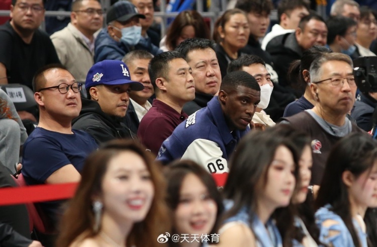 真籃球迷！國安外援法比奧攜玉昆外援科斯塔來到五棵松觀戰(zhàn)CBA