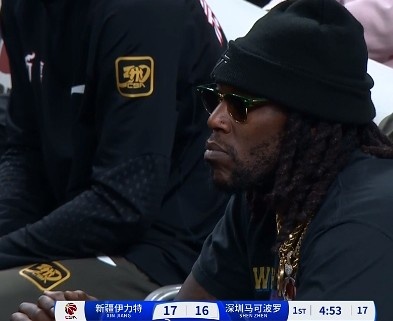  哦呦？你來了！新疆新外援哈雷爾場邊觀戰(zhàn)新疆主場vs深圳的比賽