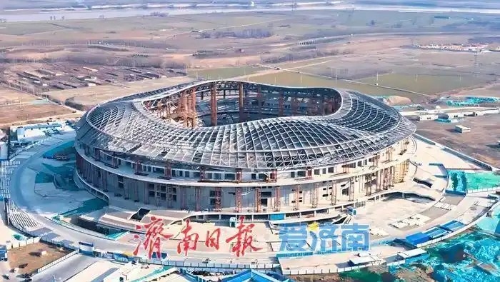  魯媒：戴上1.6萬噸“鋼鐵巨冠”，黃河體育中心球場完成屋蓋施工