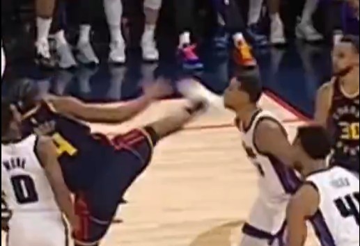  抬腳過(guò)高踢到了對(duì)手下巴！NBA官方：穆迪這一動(dòng)作被判1級(jí)惡犯