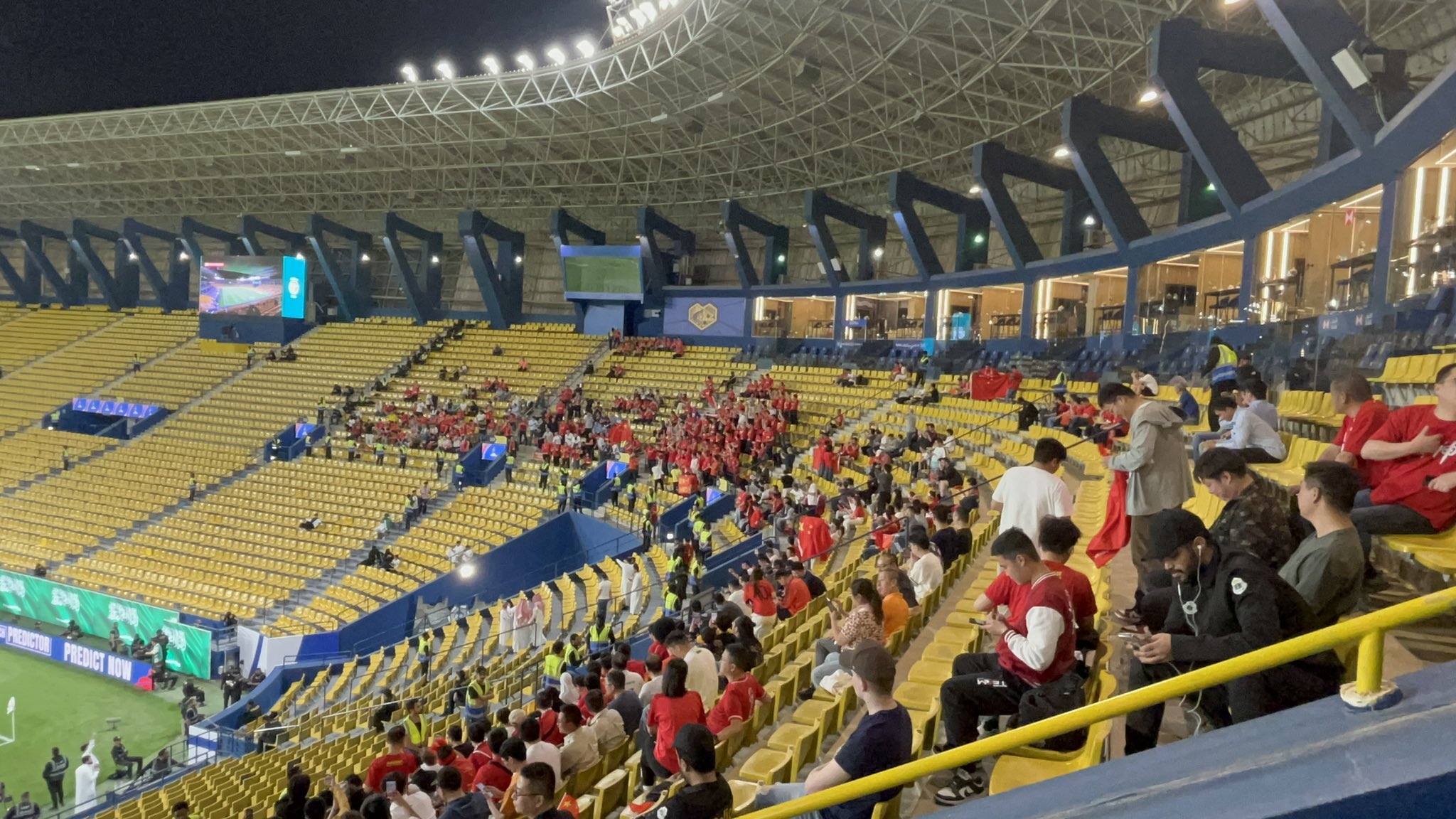  球票已售罄！中國球迷已經(jīng)入場，坐在球場上層沙特球迷區(qū)上方