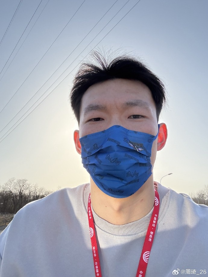  悠閑！周琦騎京牌電動車出行：太陽出來了 開京牌兜兜風！