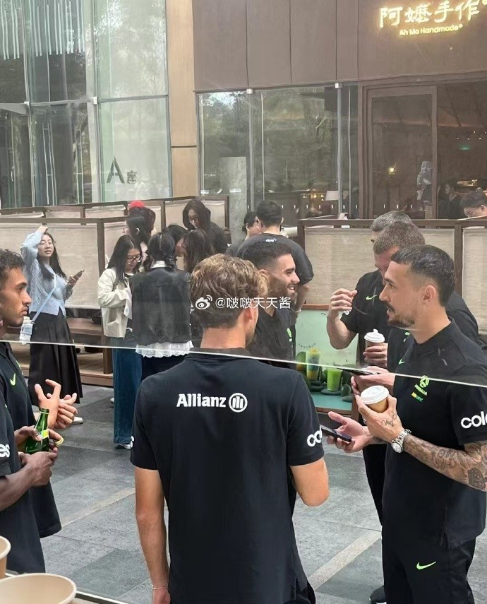  松弛感拉滿！澳大利亞隊員在杭州街頭喝奶茶