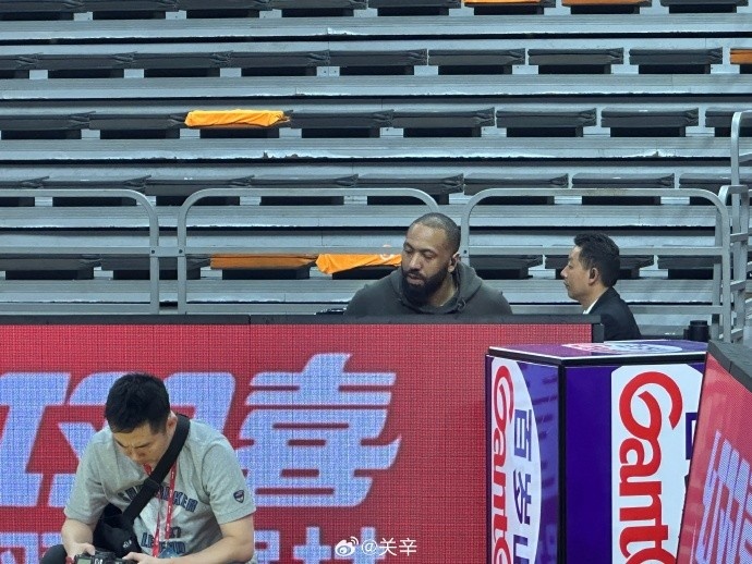  今晚不打？廣東主場迎戰(zhàn)廣廈 吉倫沃特一身便裝現(xiàn)身球館