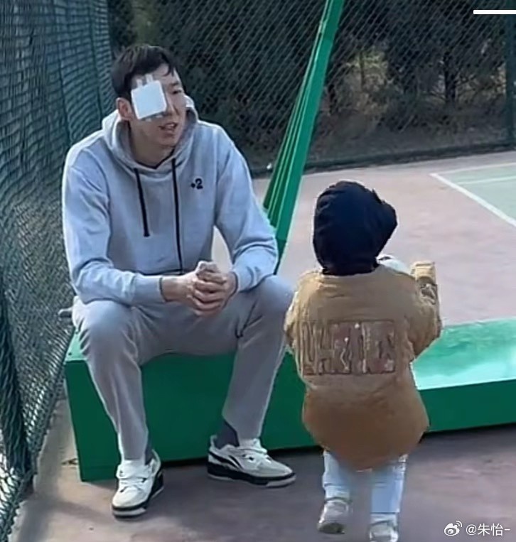 顧家好男人！記者曬出周琦手術后回歸家庭帶娃照片