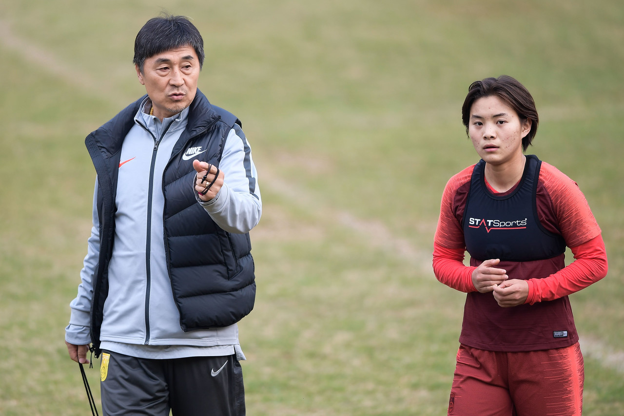  王霜與網友互動時談賈秀全“茶葉?！保翰恍枰I，是他送我們喝