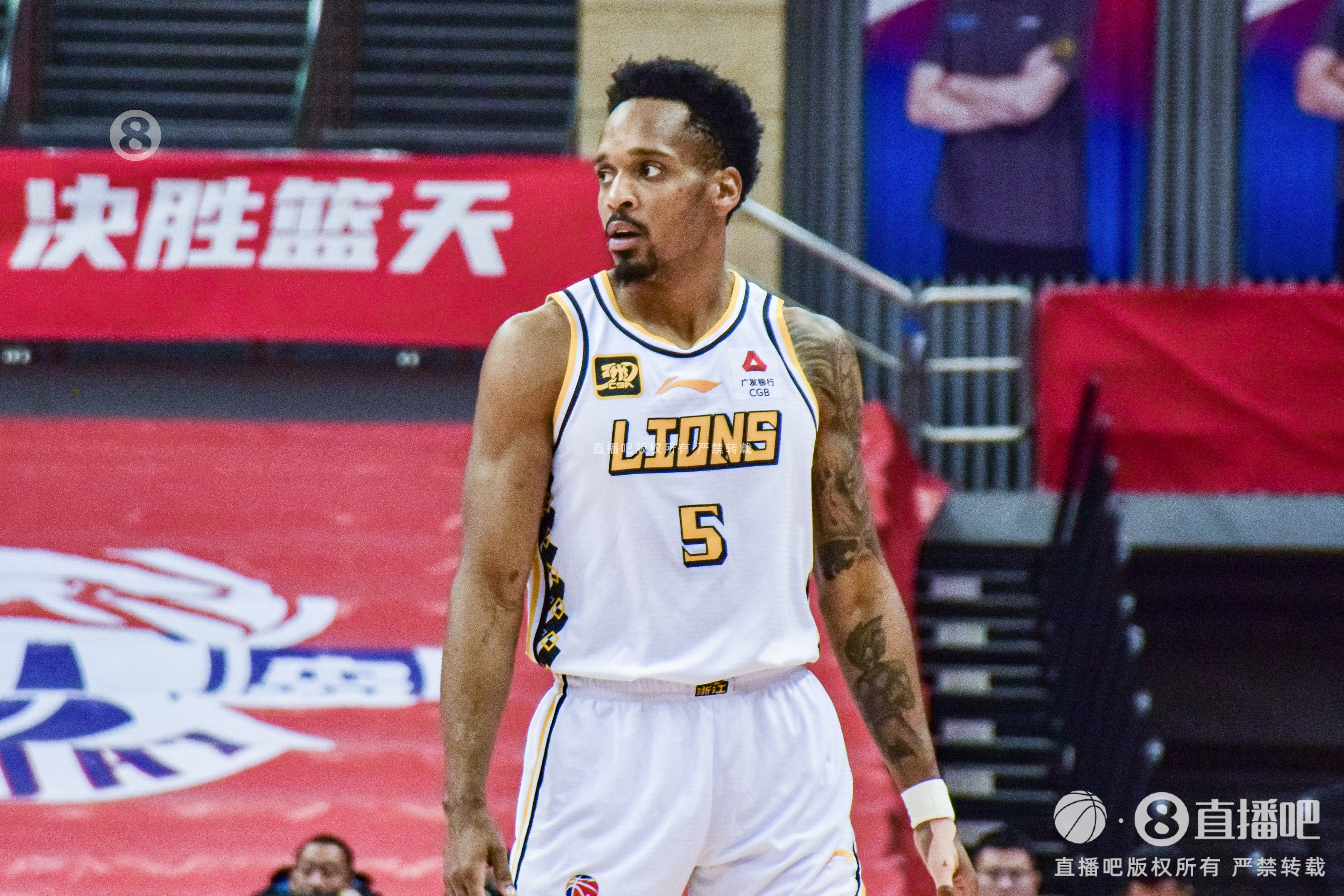  得分保障！小巴里-布朗17中9&三分9中4砍28分 末節(jié)11分助隊取勝