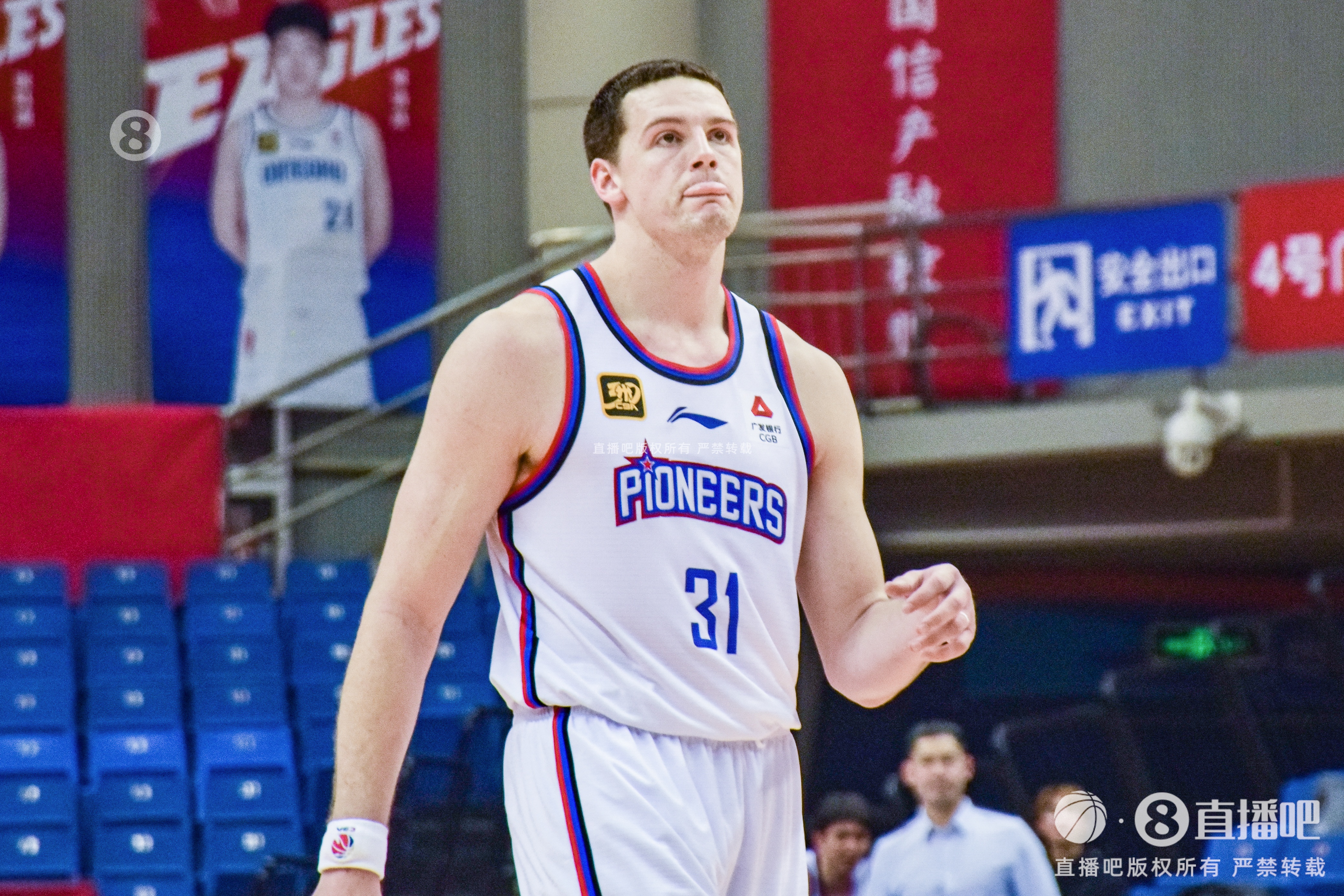  外線開火！大衛(wèi)-詹姆斯半場12中8砍23分5板 三分8中6