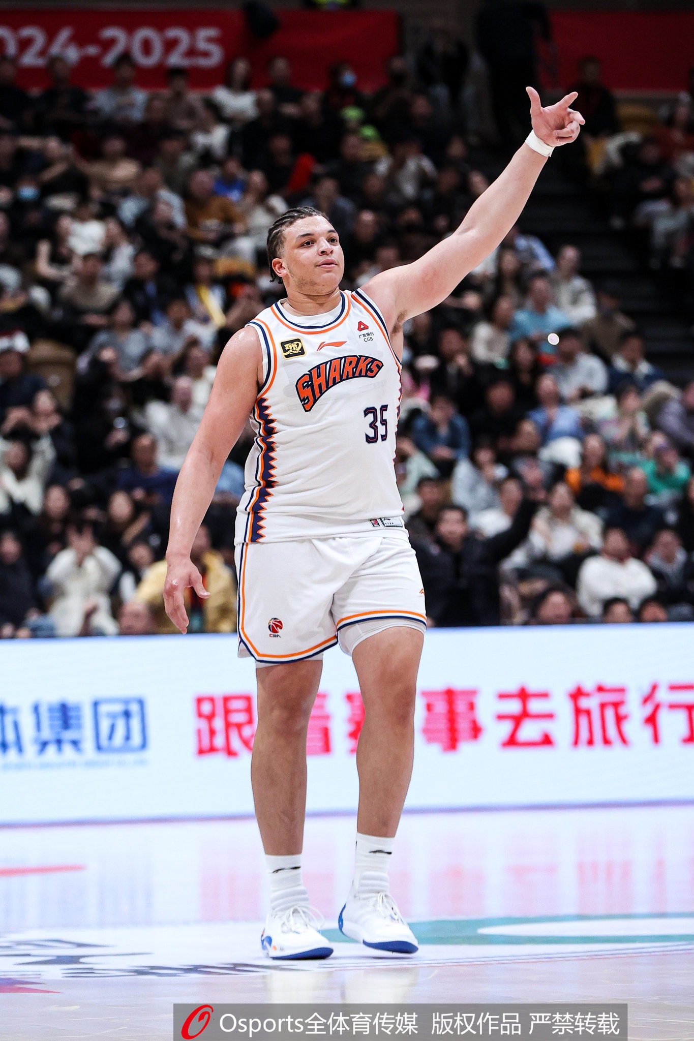  小坦克！洛夫頓上半場9中6砍18分12板3助 4次犯規(guī)是隱患